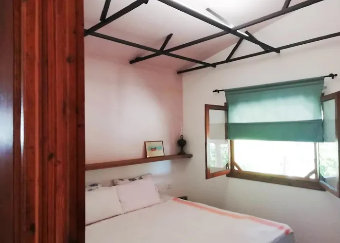 εξοχικη κατοικια με αυλη *